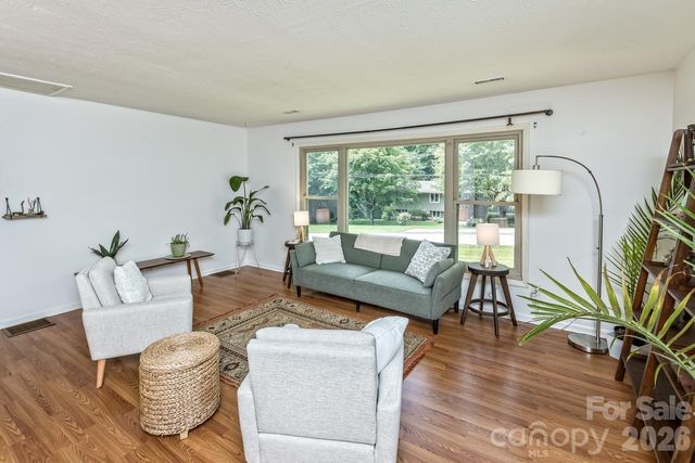 17 Rhododendron Place, Asheville, NC 28805
