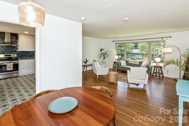 17 Rhododendron Place, Asheville, NC 28805