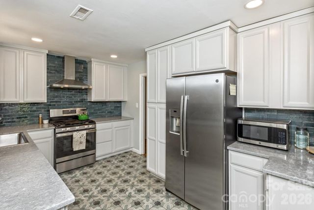 17 Rhododendron Place, Asheville, NC 28805