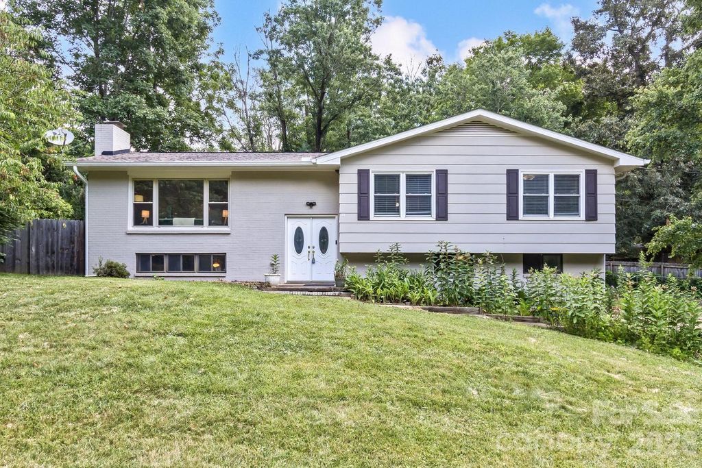 17 Rhododendron Place, Asheville, NC 28805