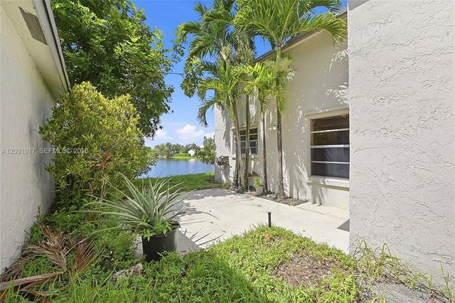 13760 Cumberland Place, Davie, FL 33325