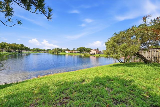 13760 Cumberland Place, Davie, FL 33325
