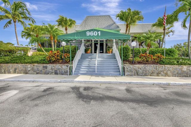 18081 SE COUNTRY CLUB Drive 9-83, Jupiter, FL 33469