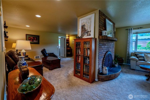 230 E Hawthorne Place, Port Angeles, WA 98362