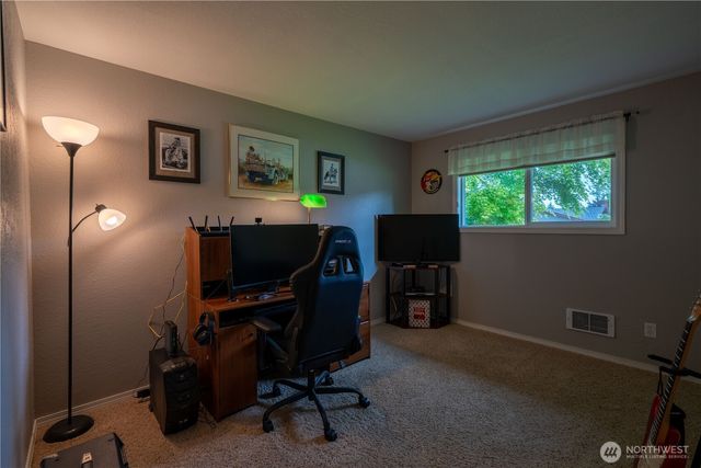 230 E Hawthorne Place, Port Angeles, WA 98362