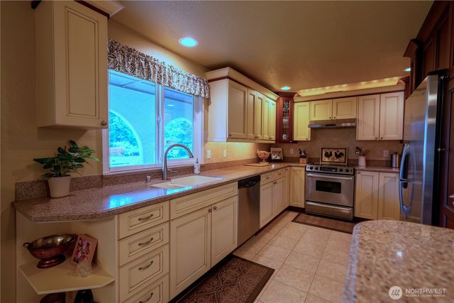 230 E Hawthorne Place, Port Angeles, WA 98362