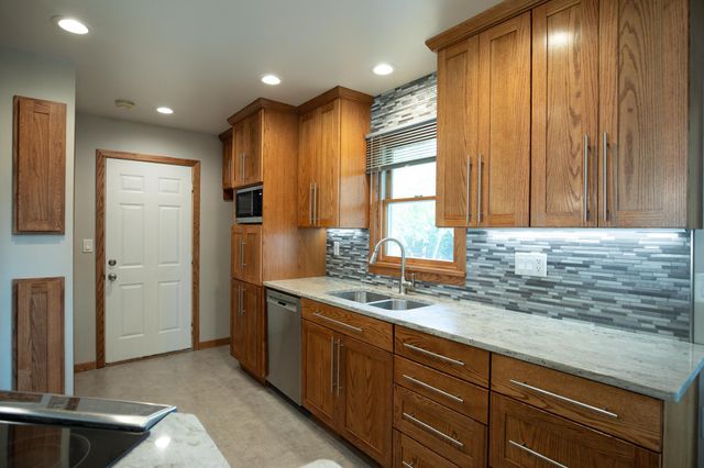 505 Maple Lane S, Moorhead, MN 56560