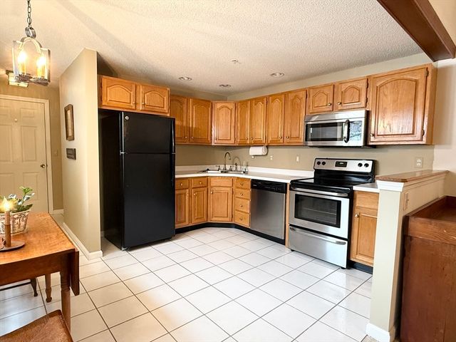 18D Castle Hill Road 18D, Agawam, MA 01001