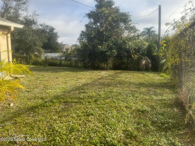 561 Borraclough Avenue NW, Palm Bay, FL 32907