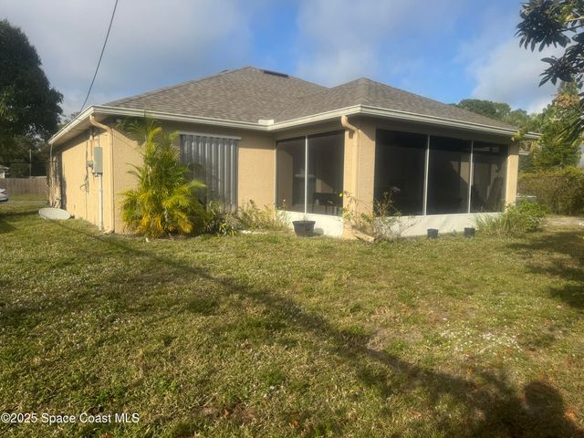 561 Borraclough Avenue NW, Palm Bay, FL 32907