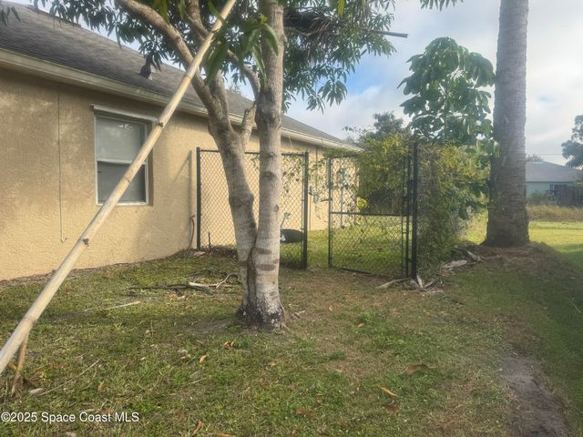 561 Borraclough Avenue NW, Palm Bay, FL 32907