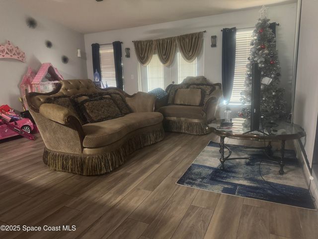 561 Borraclough Avenue NW, Palm Bay, FL 32907