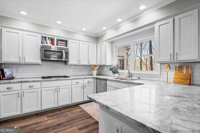 3373 Lake Crest Lane NE, Roswell, GA 30075