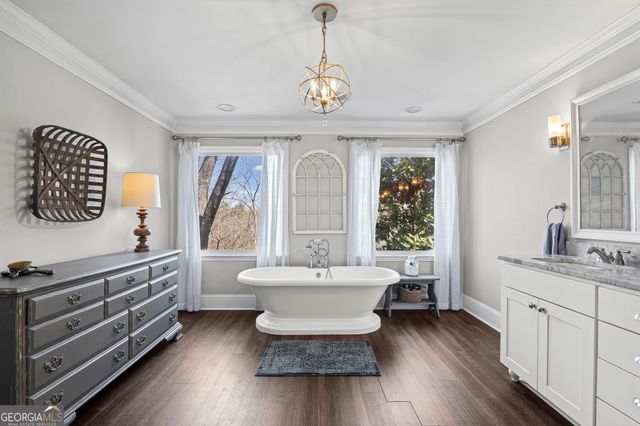 3373 Lake Crest Lane NE, Roswell, GA 30075