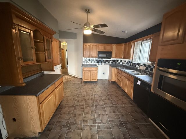 1747 Tennis Court, Pleasant Lake, MI 49272