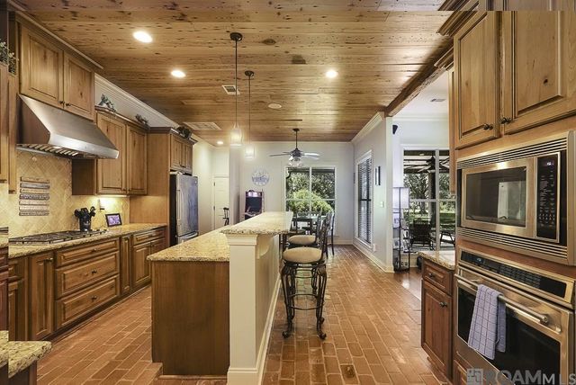8567 Pin Oak Dr, Zachary, LA 70791
