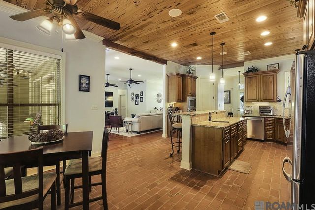 8567 Pin Oak Dr, Zachary, LA 70791