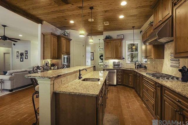 8567 Pin Oak Dr, Zachary, LA 70791