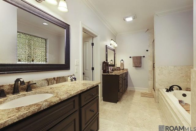 8567 Pin Oak Dr, Zachary, LA 70791