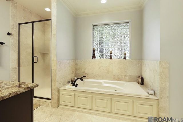 8567 Pin Oak Dr, Zachary, LA 70791