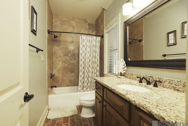 8567 Pin Oak Dr, Zachary, LA 70791