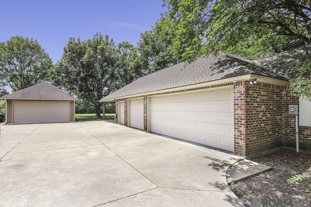 8567 Pin Oak Dr, Zachary, LA 70791
