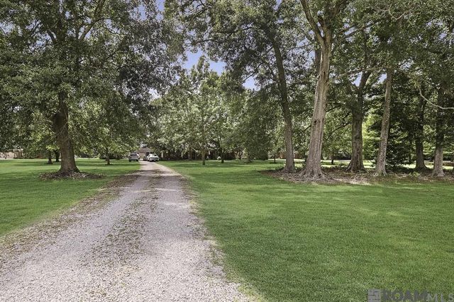 8567 Pin Oak Dr, Zachary, LA 70791