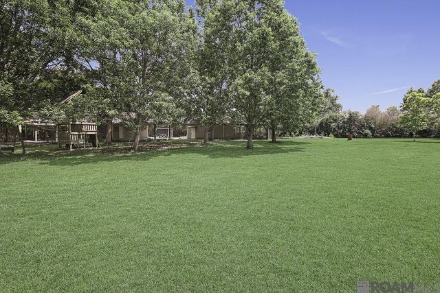 8567 Pin Oak Dr, Zachary, LA 70791