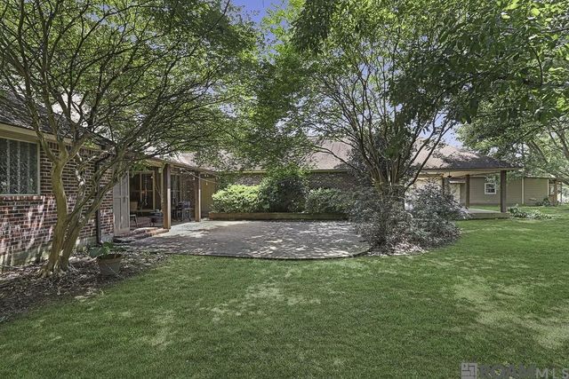 8567 Pin Oak Dr, Zachary, LA 70791
