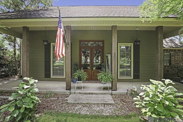 8567 Pin Oak Dr, Zachary, LA 70791