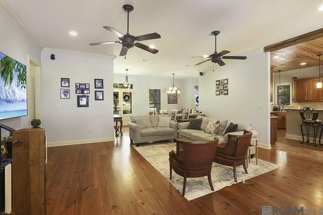 8567 Pin Oak Dr, Zachary, LA 70791