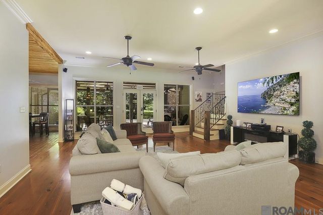 8567 Pin Oak Dr, Zachary, LA 70791