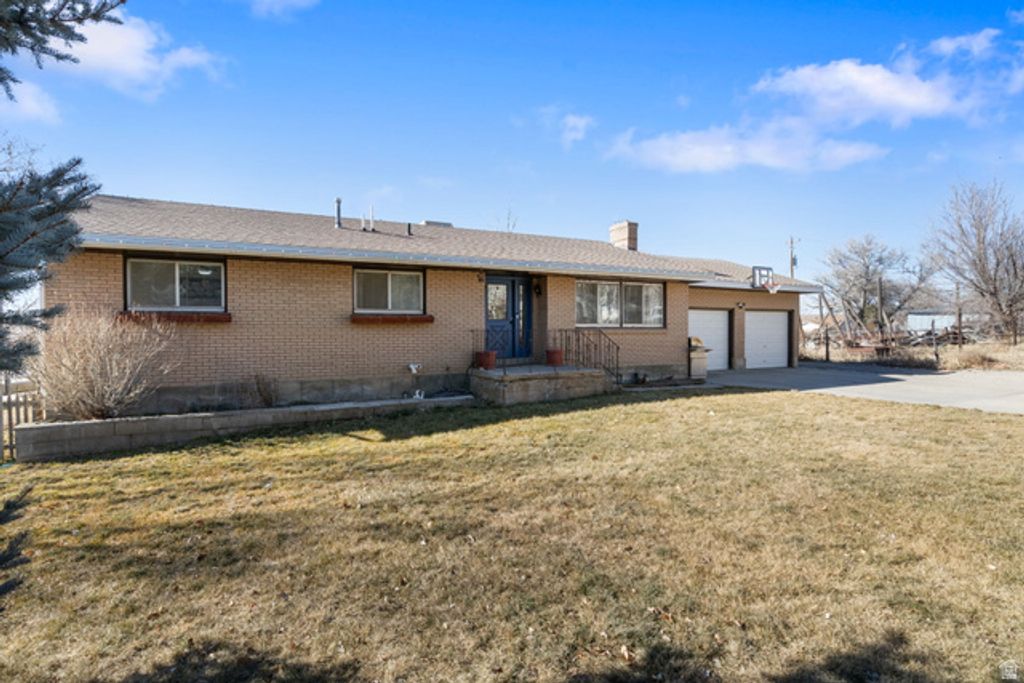 Image 2 of property listing at 166 S OLD COUNTY RD, Stockton, UT 84071