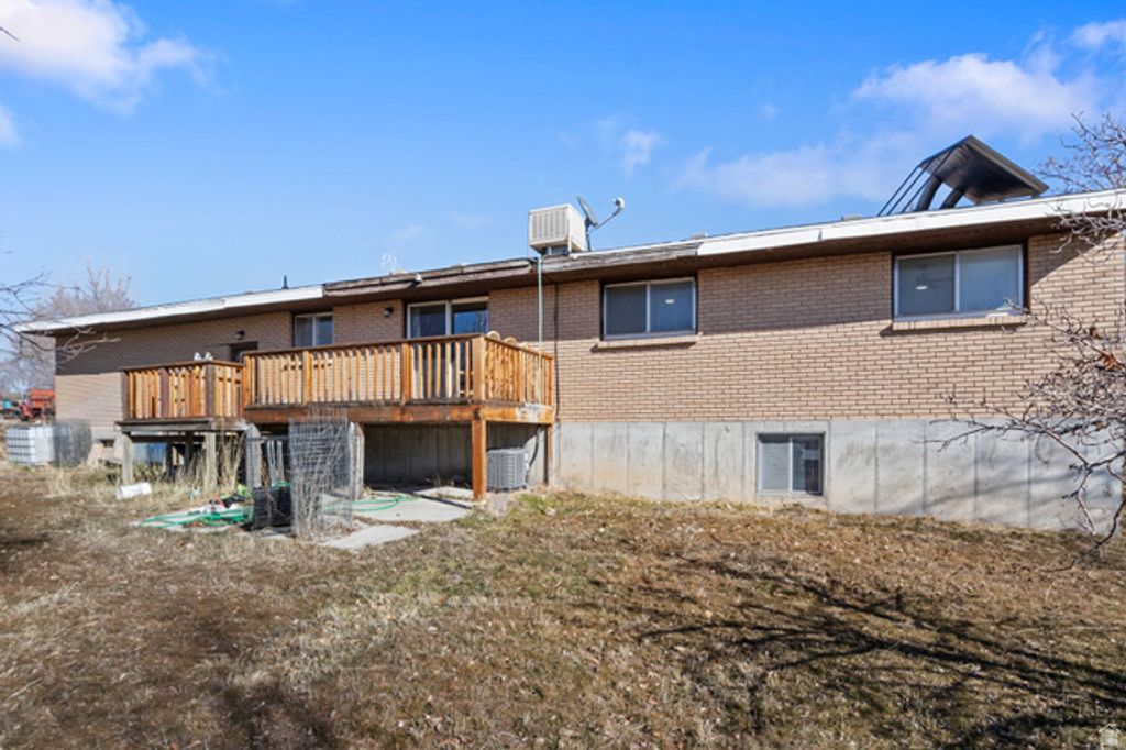 Image 27 of property listing at 166 S OLD COUNTY RD, Stockton, UT 84071