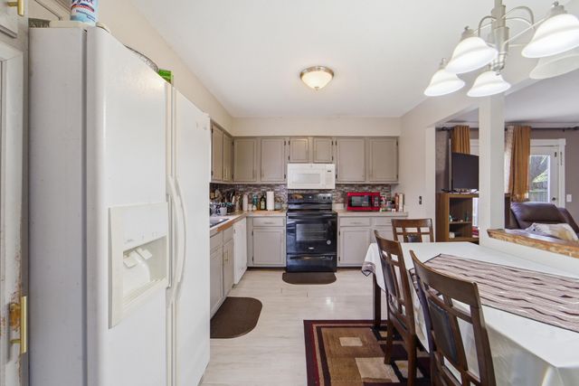 8307 Twana Drive, Urbandale, IA 50322