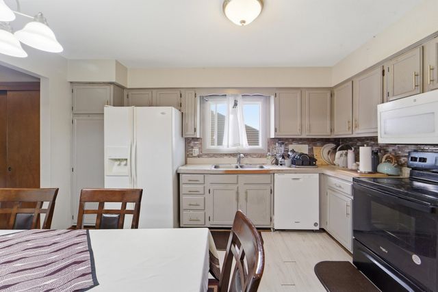 8307 Twana Drive, Urbandale, IA 50322