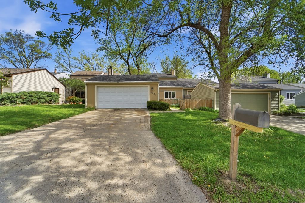 8307 Twana Drive, Urbandale, IA 50322