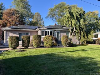 15 Oakwood Street, Greenlawn, NY 11740