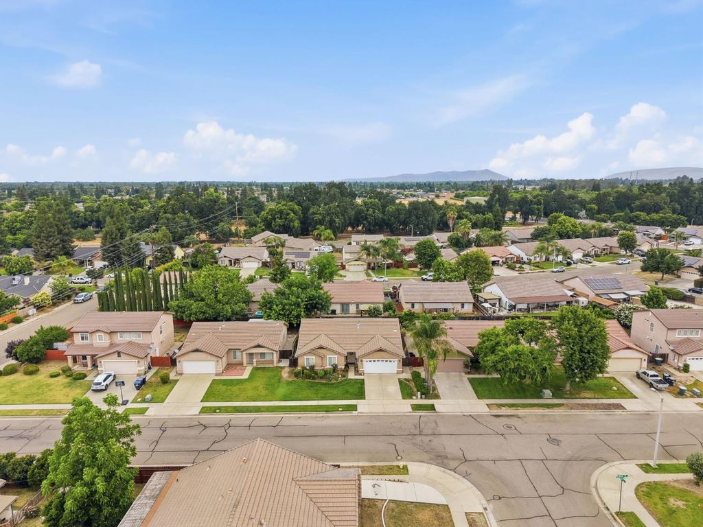 Image 10 of property listing at 3728 E School Avenue, Visalia, CA 93292