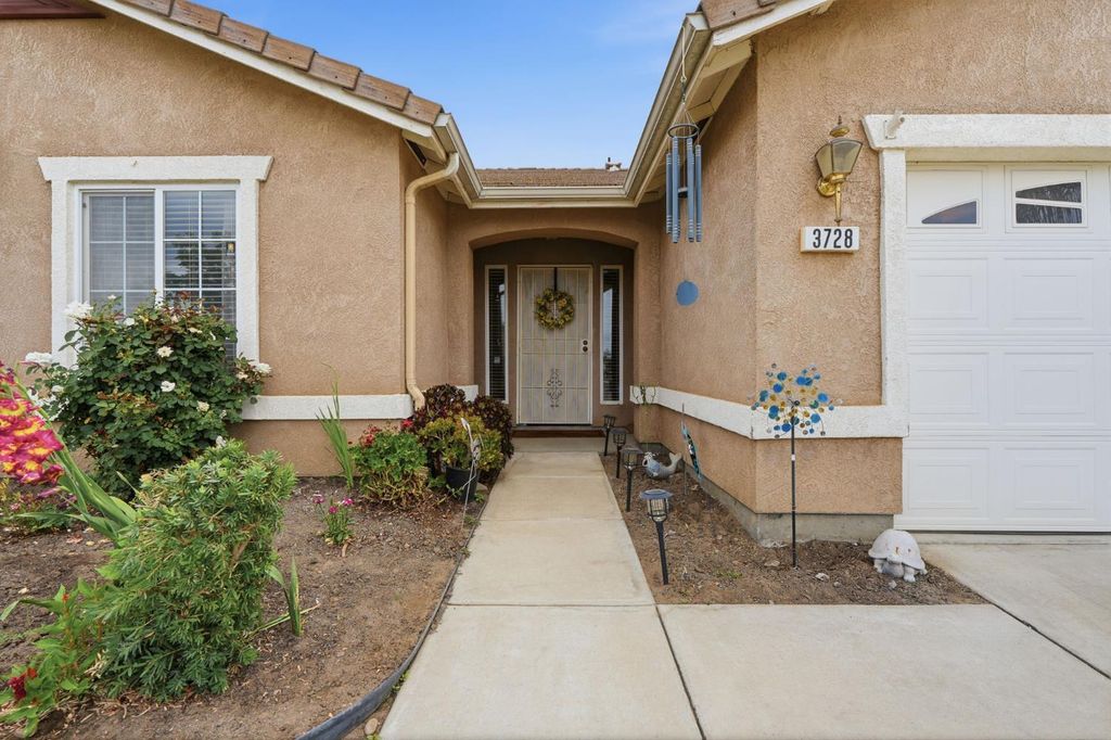 Image 12 of property listing at 3728 E School Avenue, Visalia, CA 93292