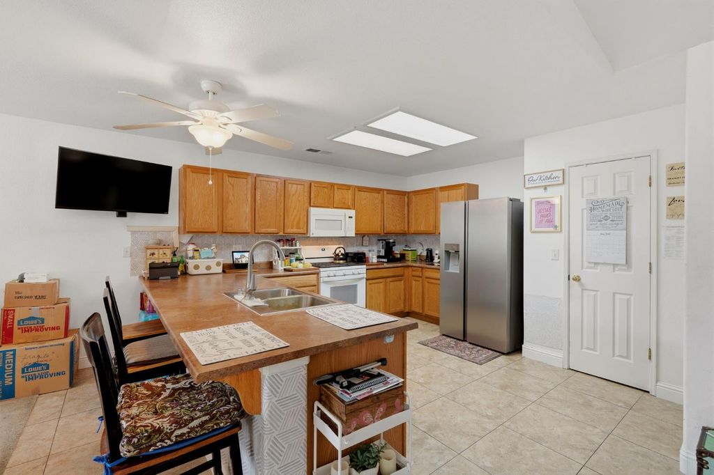 Image 23 of property listing at 3728 E School Avenue, Visalia, CA 93292
