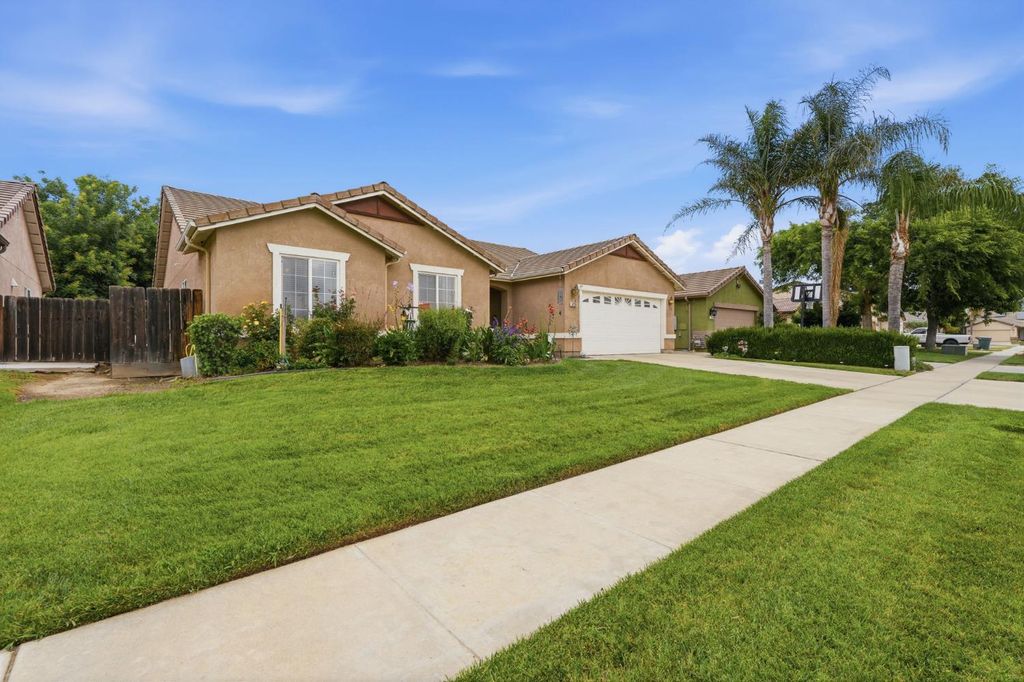 Image 4 of property listing at 3728 E School Avenue, Visalia, CA 93292