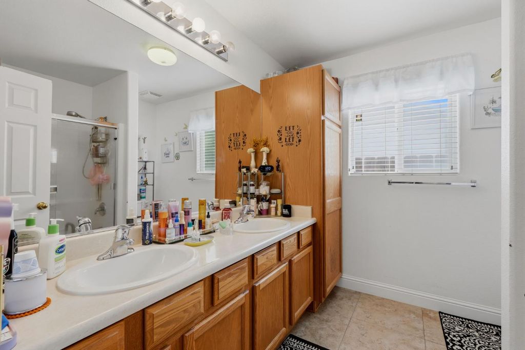 Image 41 of property listing at 3728 E School Avenue, Visalia, CA 93292
