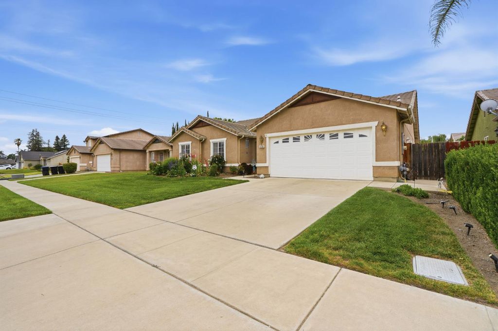 Image 5 of property listing at 3728 E School Avenue, Visalia, CA 93292