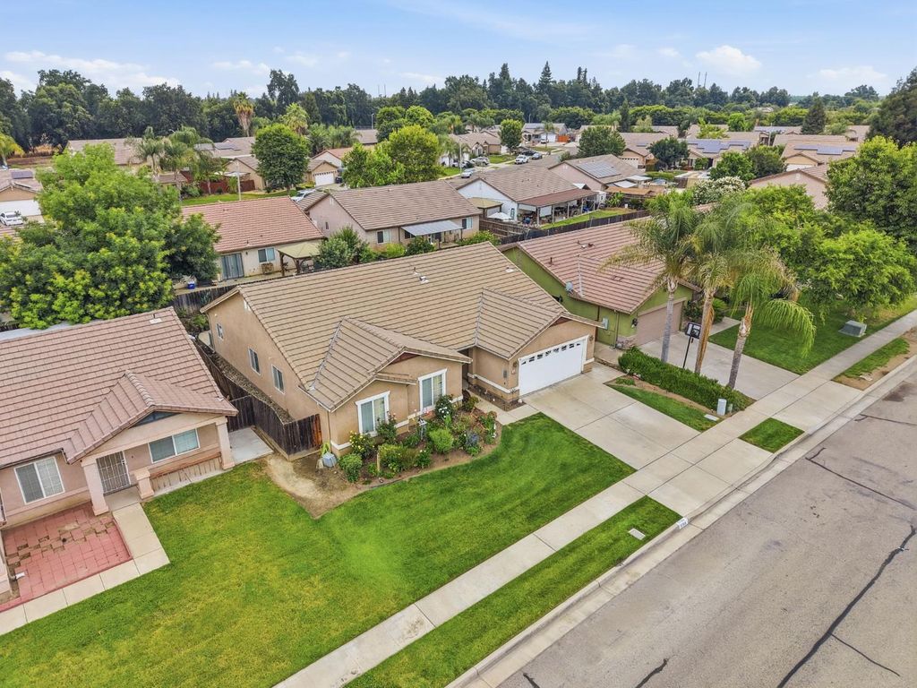 Image 6 of property listing at 3728 E School Avenue, Visalia, CA 93292