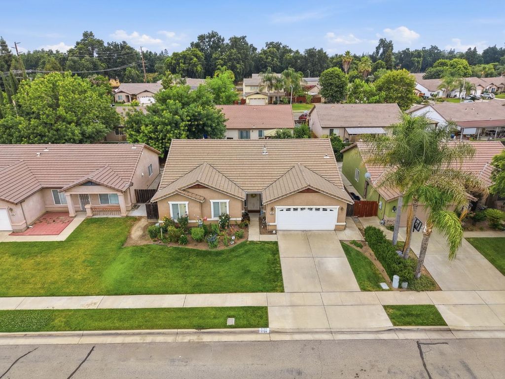 Image 7 of property listing at 3728 E School Avenue, Visalia, CA 93292