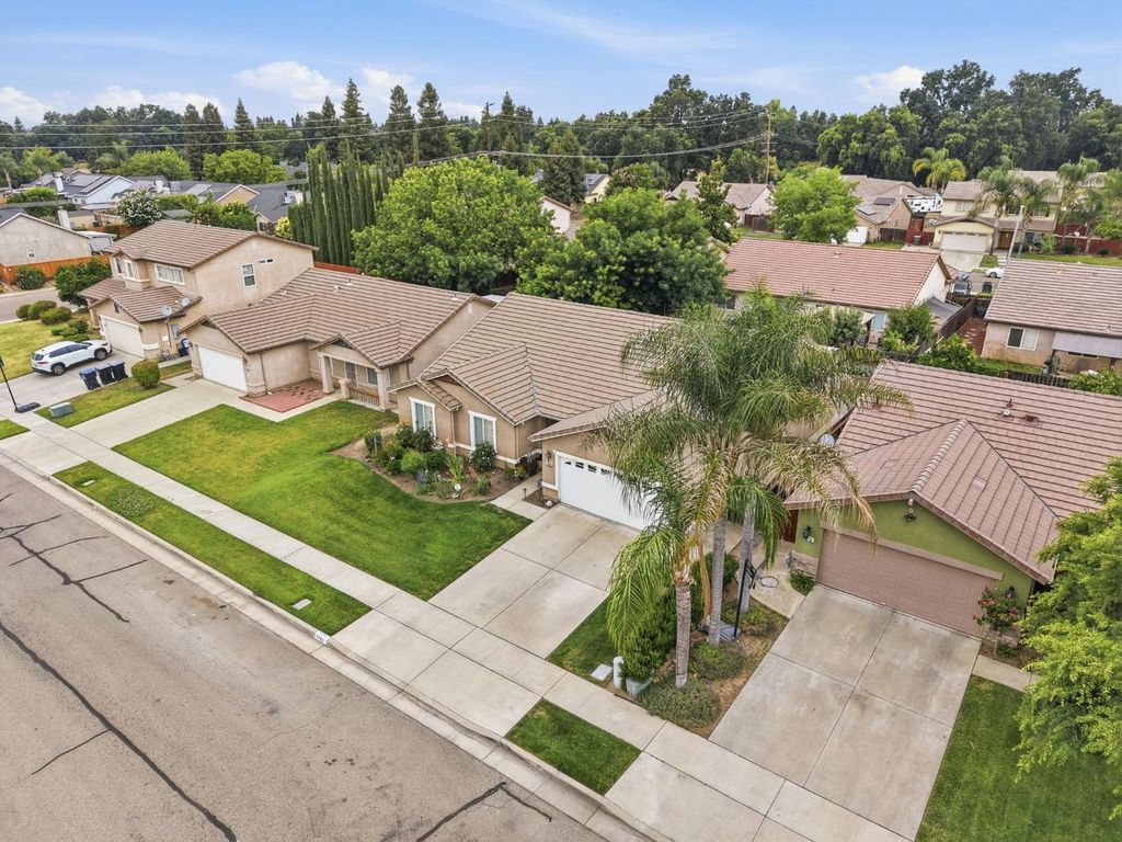 Image 8 of property listing at 3728 E School Avenue, Visalia, CA 93292
