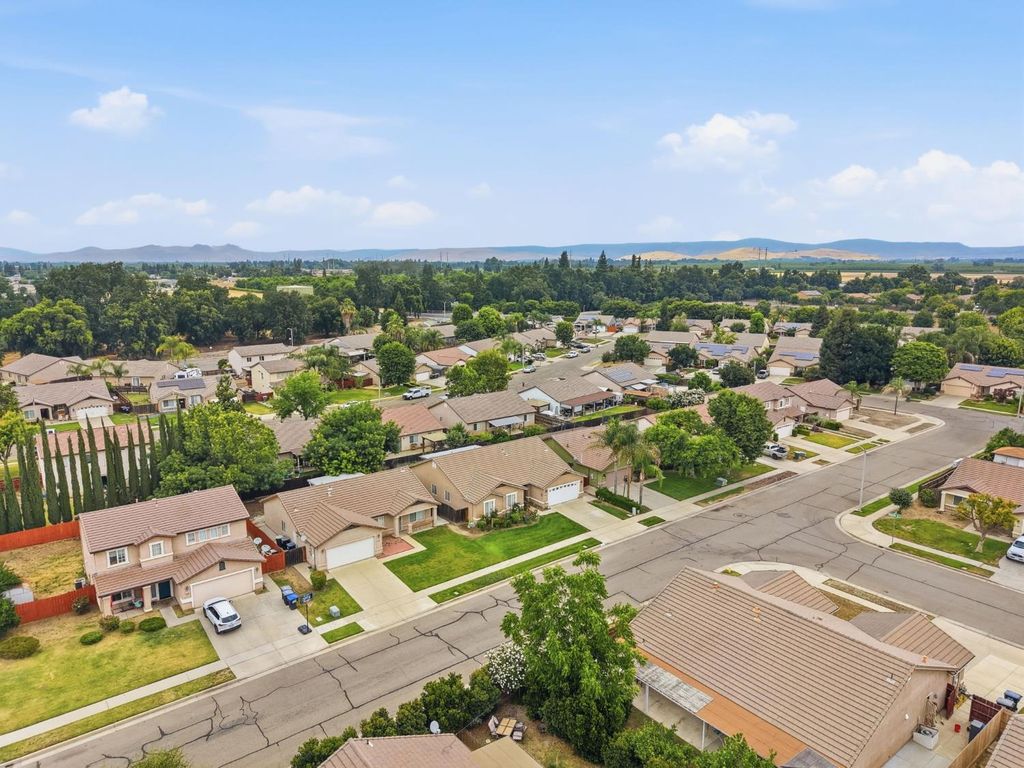 Image 9 of property listing at 3728 E School Avenue, Visalia, CA 93292