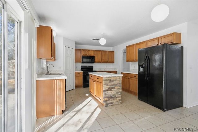 3975 W Wilburton Drive, Citrus Springs, FL 34433