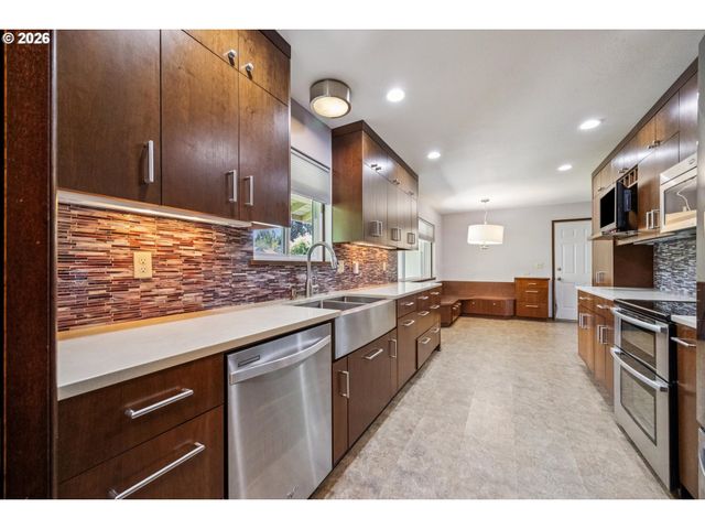 9285 Sw WHITFORD Ln, Portland, OR 97223